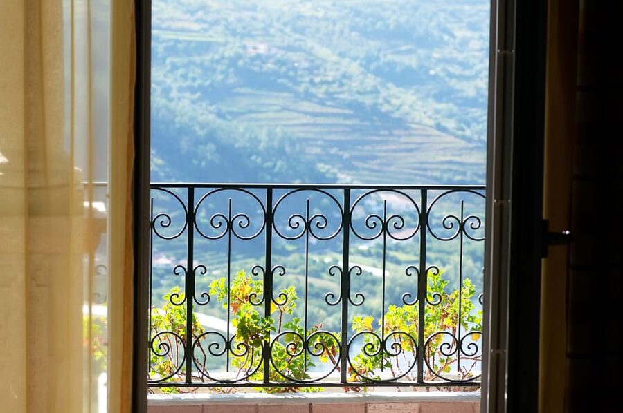 Porto: Douro Valley Tour with Wine Tasting, Cruise and Lunch - The Sabrosa photo stop and the ride home