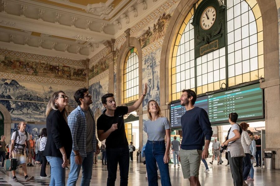 Porto: Helicopter Ride, Guided Walking Tour & River Cruise - São Bento Station and the old center on foot