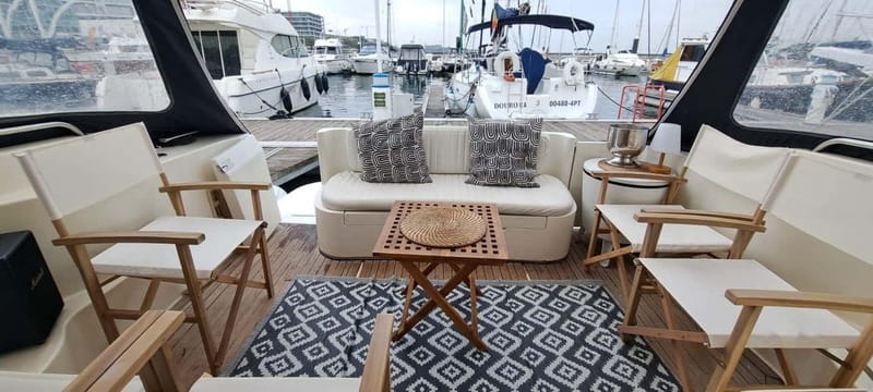 Porto: Private Yacht Tour on Douro River - up to 12 people - Crystal Palace and the Customs building