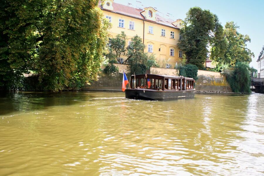 Prague: 1.5-Hour River Boat Cruise and Guided Tour - Meeting behind Charles Bridge at Mostecká 4