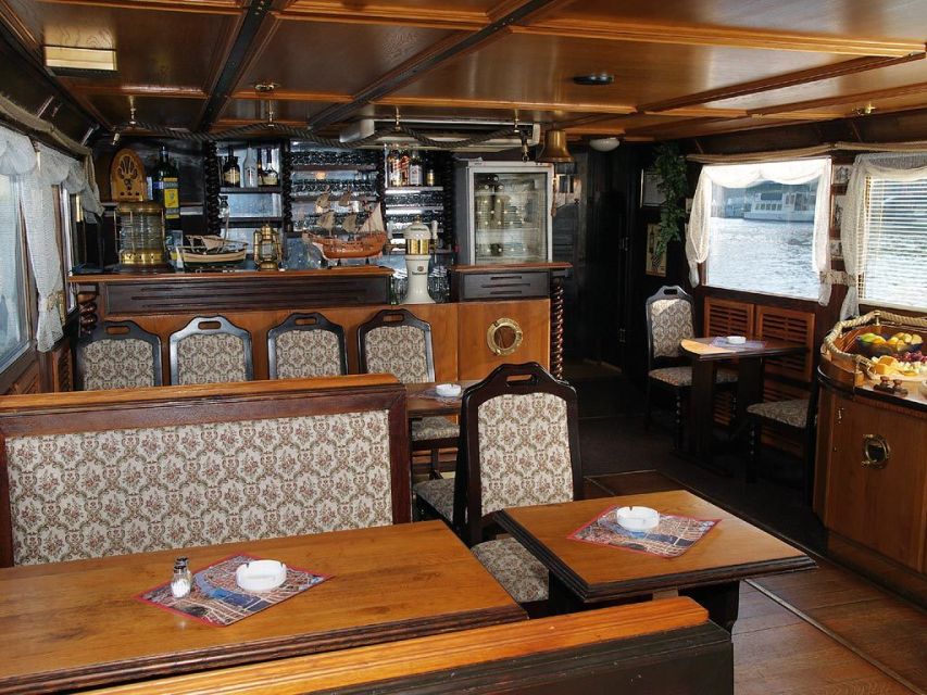 Prague: 2-Hour Lunch Cruise on the Vltava River - The meeting point needs extra attention