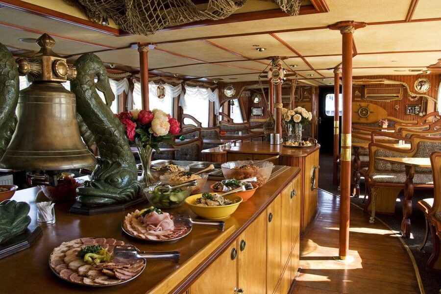 Prague: 2-Hour Lunch Cruise on the Vltava River - Who should book this cruise?