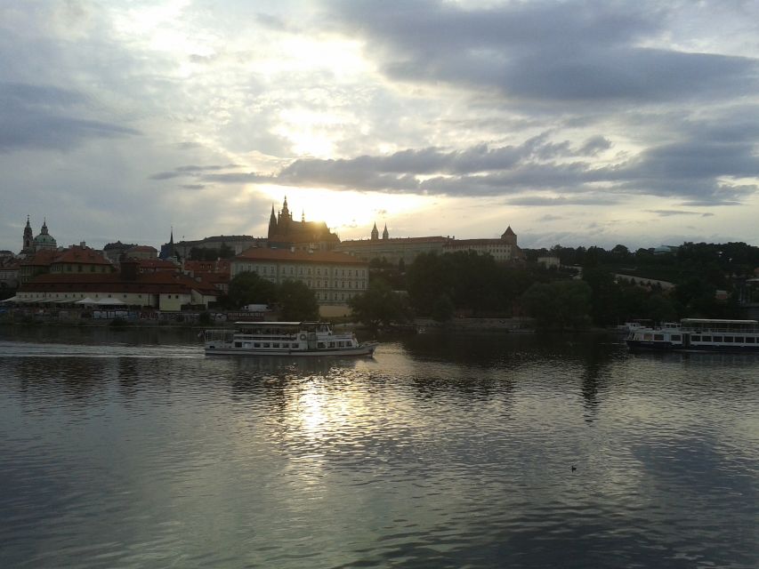 Prague: 3-hour Evening River Cruise with Dinner - Why a Vltava dinner cruise works well in Prague