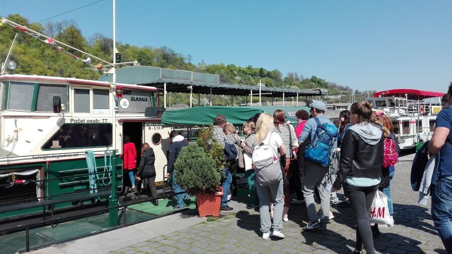 Prague: 3-hour Evening River Cruise with Dinner - The first hour: getting onto the river