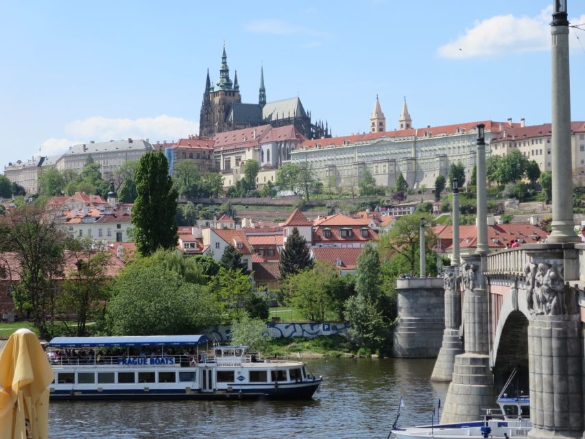 Prague: 3-hour Evening River Cruise with Dinner - Prague Castle and the Lesser Town after dark