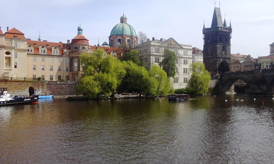 Prague: 3-hour Evening River Cruise with Dinner - Buffet dinner and music on board