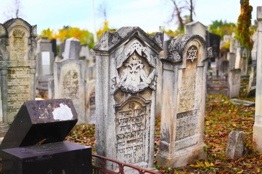 Prague: Full-Day Tour with Lunch and River Boat Cruise - Walking through the former Jewish ghetto
