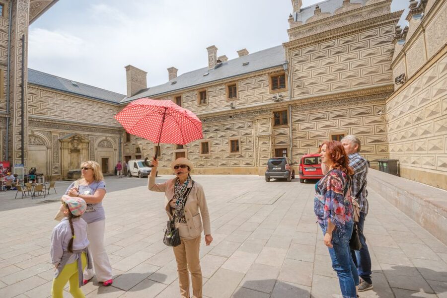 Prague: Guided Bus & Walking Tour with River Cruise & Lunch - Lunch and views on the Vltava River