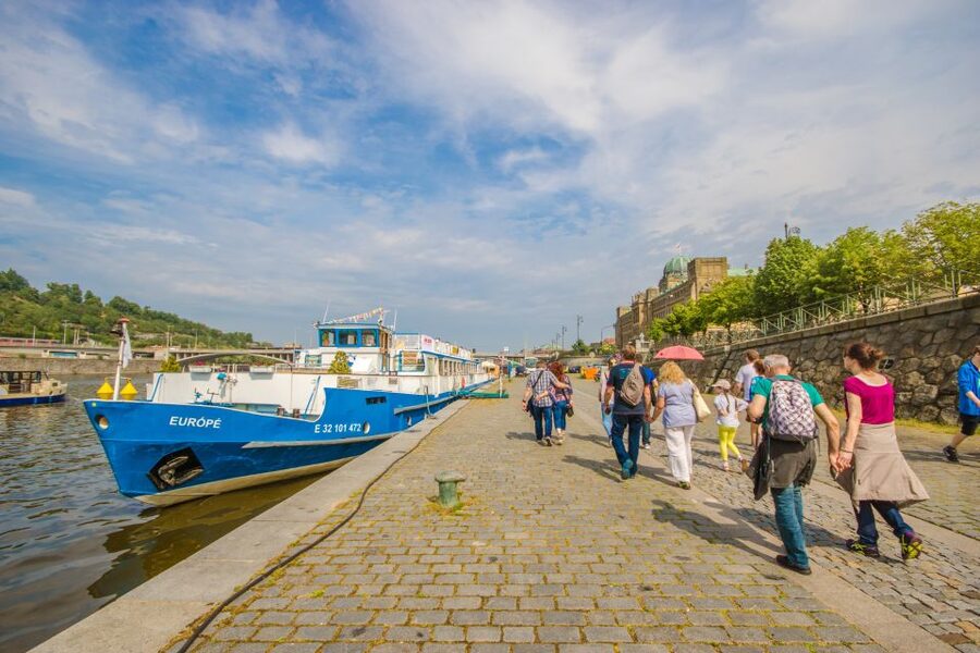 Prague: Guided Bus & Walking Tour with River Cruise & Lunch - Getting back to the city center