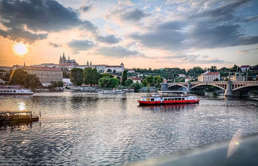 Prague: Lunch Cruise on the Vltava with 3-Course Menu - A river-level introduction to Prague