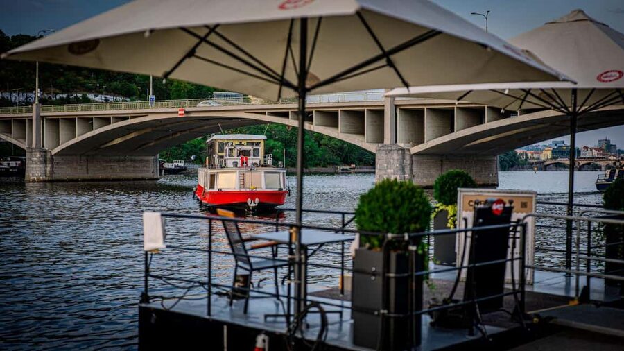 Prague: Lunch Cruise on the Vltava with 3-Course Menu - Drinks, service, and onboard comfort