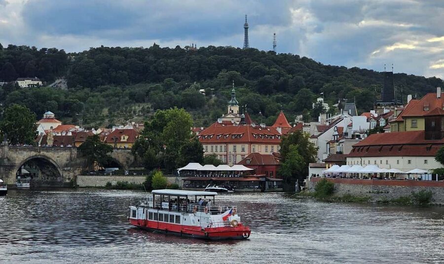 Prague: Lunch Cruise on the Vltava with 3-Course Menu - Boarding at Nástupiště 18 near Štefánikův most