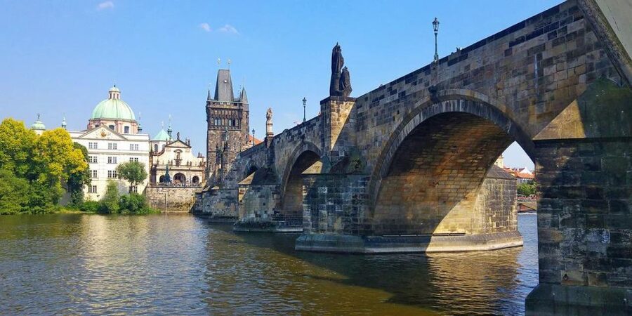 Prague: Lunch Cruise on Vltava River with open Buffet - Accessibility and the practical boarding problem