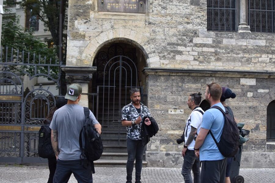 Prague: Old Town, Prague Castle & River Cruise Day Tour - The break is useful, but do not mistake it for lunch