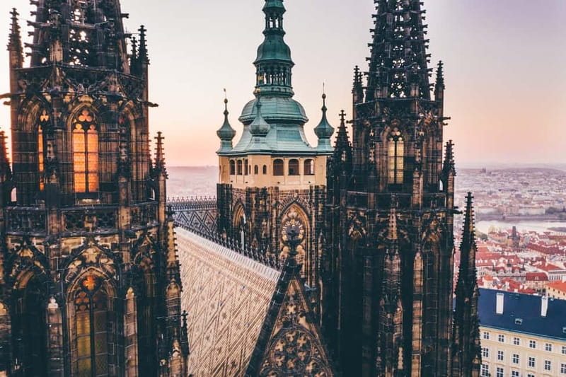 Prague: Old Town, Prague Castle & River Cruise Day Tour - The guide quality matters more than the script
