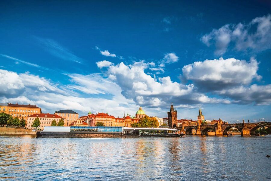 Prague: Vltava River Night Cruise with Buffet - Live music and the evening mood