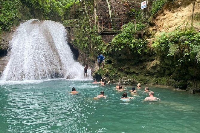 Private Transport to River Tubing or Rafting and Blue Hole combo - A closer look at the Blue Hole walk
