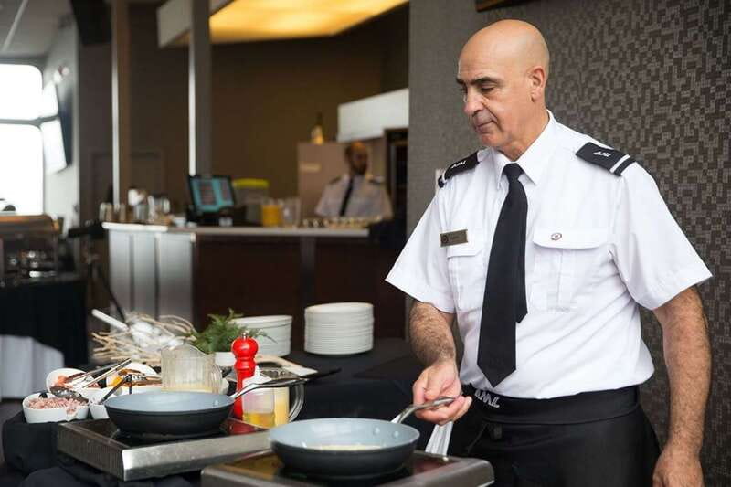 Québec City: Weekend River Brunch Cruise - The 90-minute sightseeing cruise begins