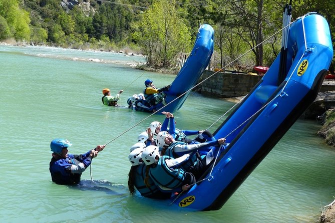 Rafting in Gallego River - Spain, Murillo de Gallego - UR Pirineos - Preparing for the 7-kilometre river descent