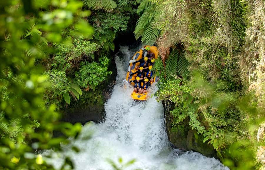 Rotorua Rafting: Kaituna River Rafting Experience-Free Sauna - Crossing the River and Facing 14 Rapids