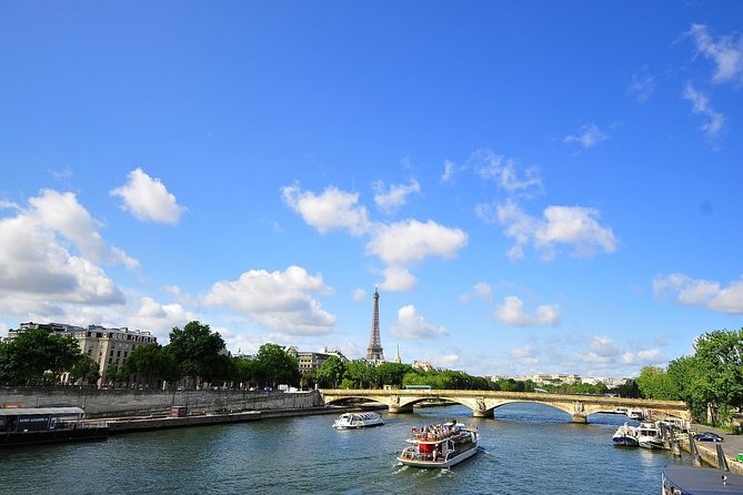 Seine River Cruise & French Crepe Tasting by the Eiffel Tower - How the audio commentary works