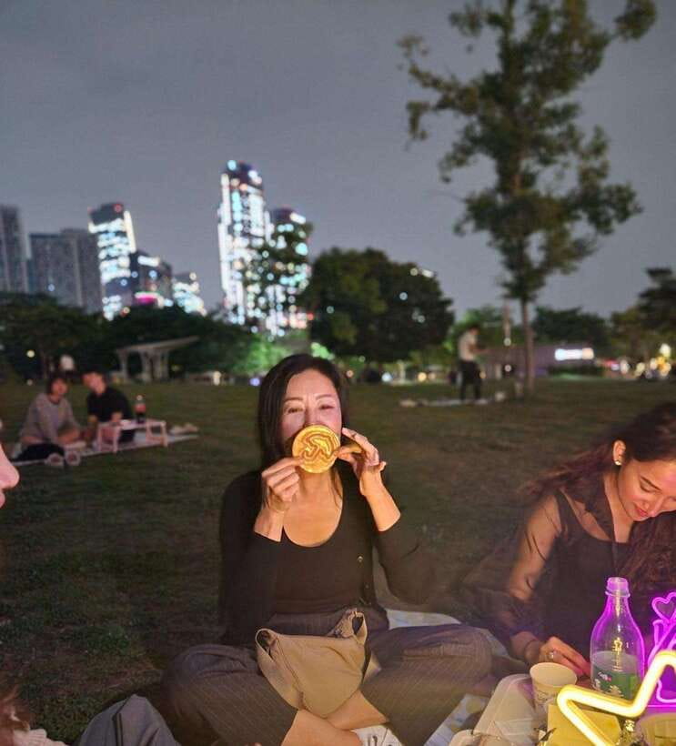 Seoul: Han River Night Picnic & Games with Cruise - Starting at Yeouinaru Station