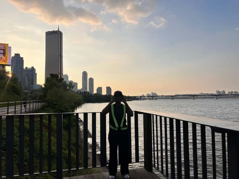 Seoul: Han River Sunset Bike Tour with Rainbow Fountain Show - Meet Mina at Yeouinaru Station Exit 2