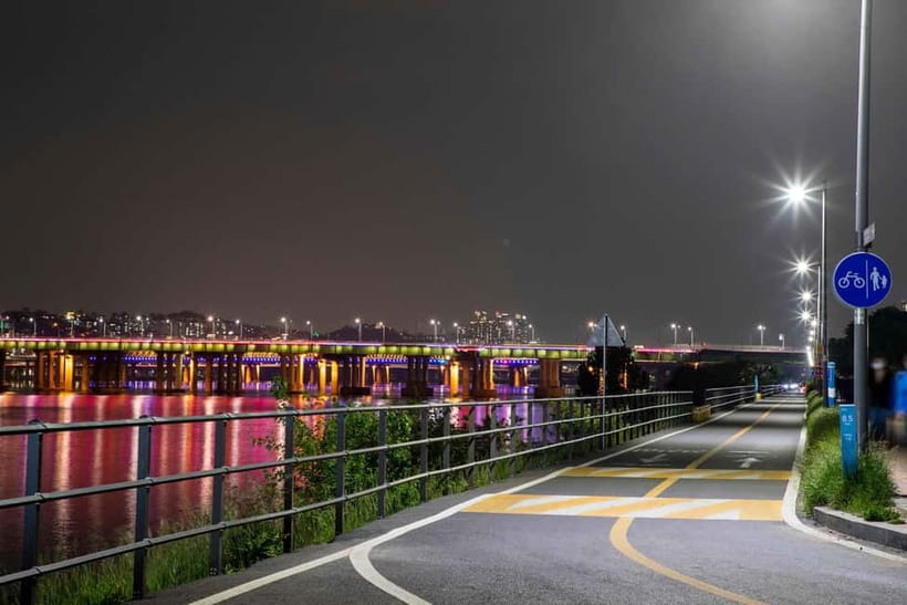 Seoul: Han River Sunset Bike Tour with Rainbow Fountain Show - Crossing Jamsu Bridge after dark