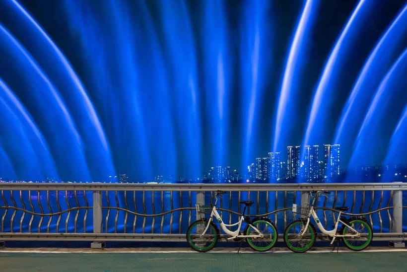 Seoul: Han River Sunset Bike Tour with Rainbow Fountain Show - Nodeul Island and the long river views