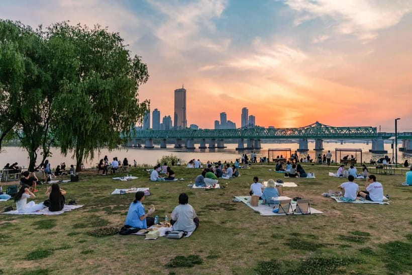 Seoul: Han River Sunset Bike Tour with Rainbow Fountain Show - Returning to Yeouido for riverside ramyeon