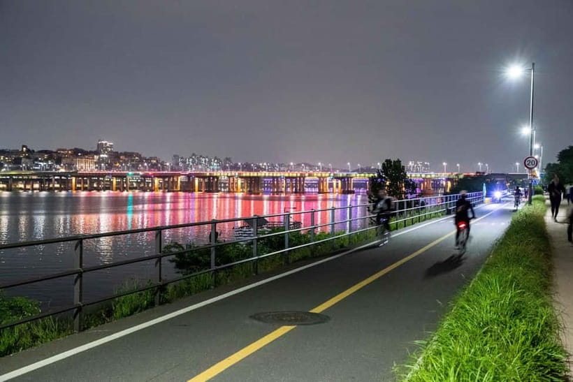 Seoul: Han River Sunset Bike Tour with Rainbow Fountain Show - Choosing the right evening and season