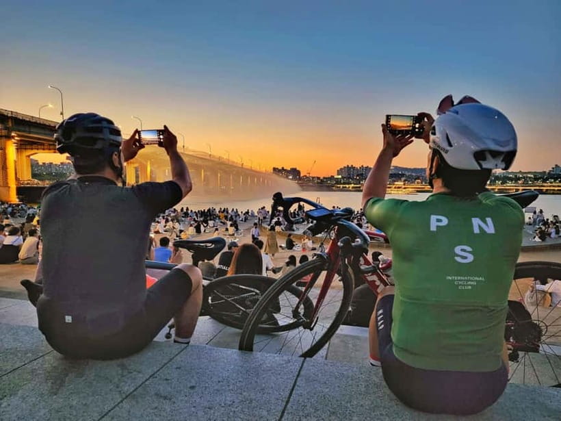 Seoul: Han River Sunset Bike Tour with Rainbow Fountain Show - Who should book this Han River experience?