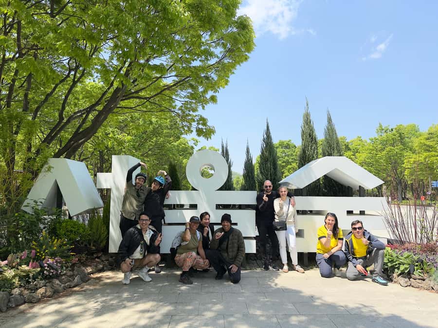 Seoul: Urban Nature Bike Tour along Han River - A local market and the optional food stop