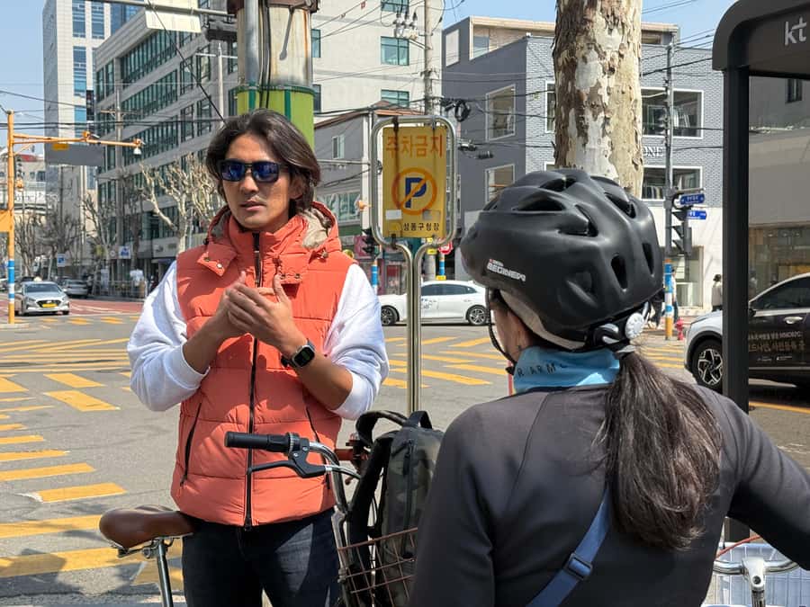 Seoul: Urban Nature Bike Tour along Han River - Picnic time beside the Han River