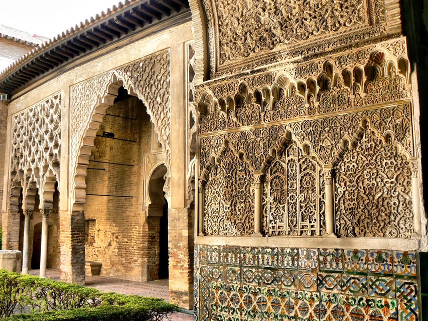 Seville: Cathedral & Alcázar Guided Tour with River Cruise - Exploring the Royal Alcázar’s rooms and gardens