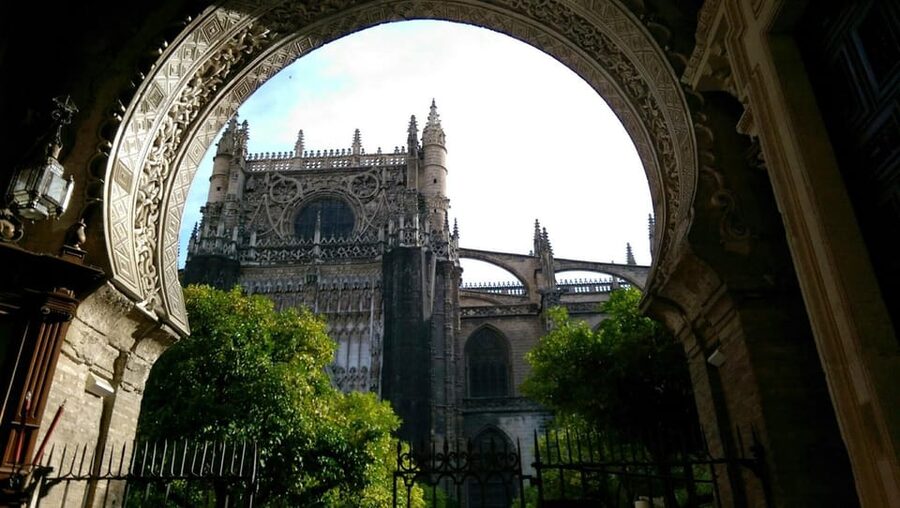 Seville: Cathedral & Alcázar Guided Tour with River Cruise - Who should book this tour?