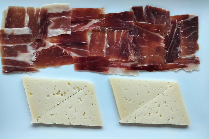 Seville: Cruise along the Guadalquivir River with appetizer - A calm hour and a half on the Guadalquivir