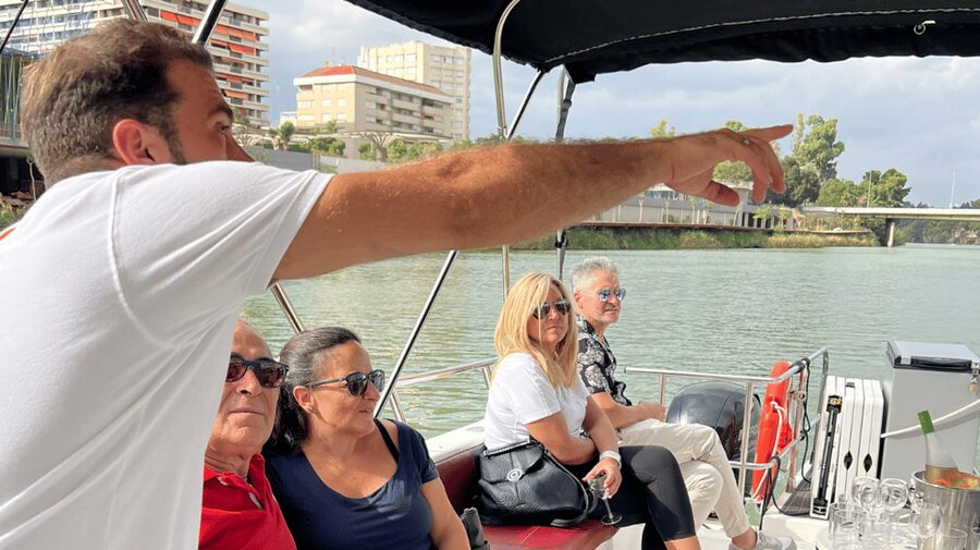 Seville: Guadalquivir River Boat Tour - The first stretch: bridges, palaces, and the Torre del Oro