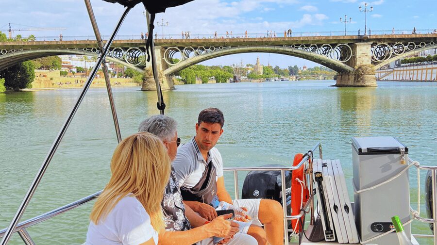 Seville: Guadalquivir River Boat Tour - From the Nao Victoria space to Calle Betis