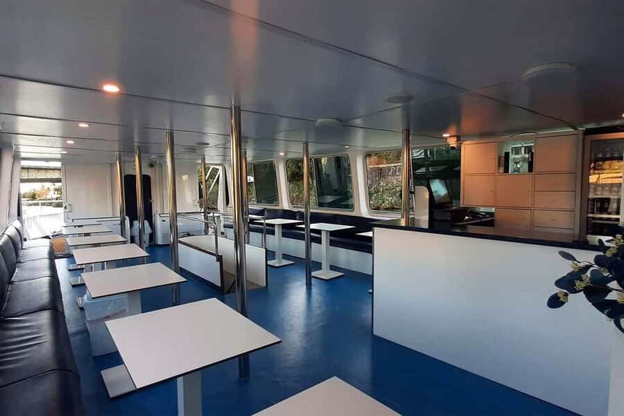 Seville: Restaurant boat ride on the Guadalquivir River with lunch/dinner - Boarding at Muelle Nueva York