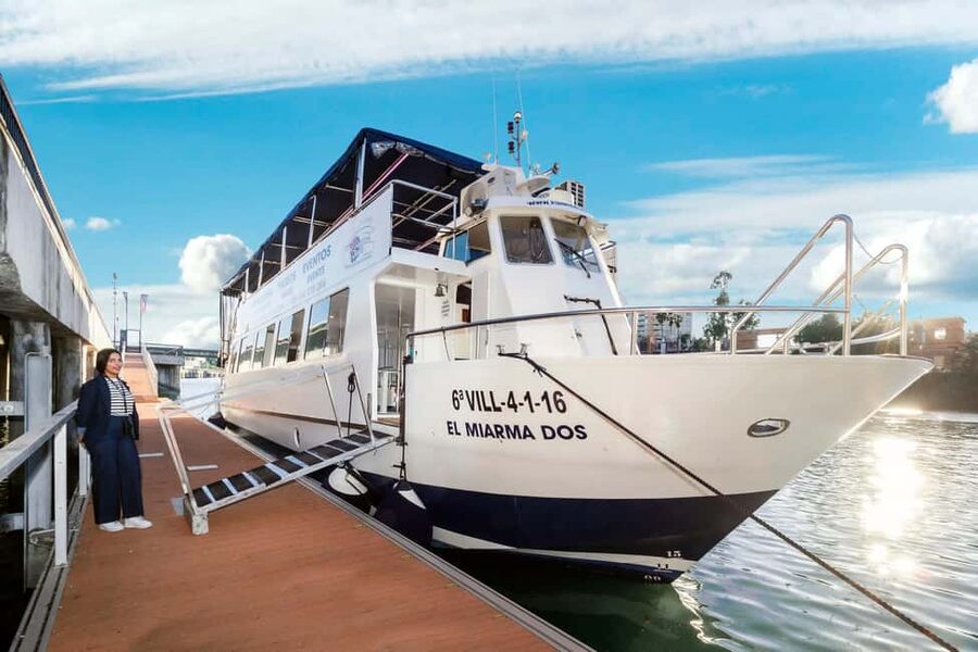 Seville: Restaurant boat ride on the Guadalquivir River with lunch/dinner - Drinks included until dessert