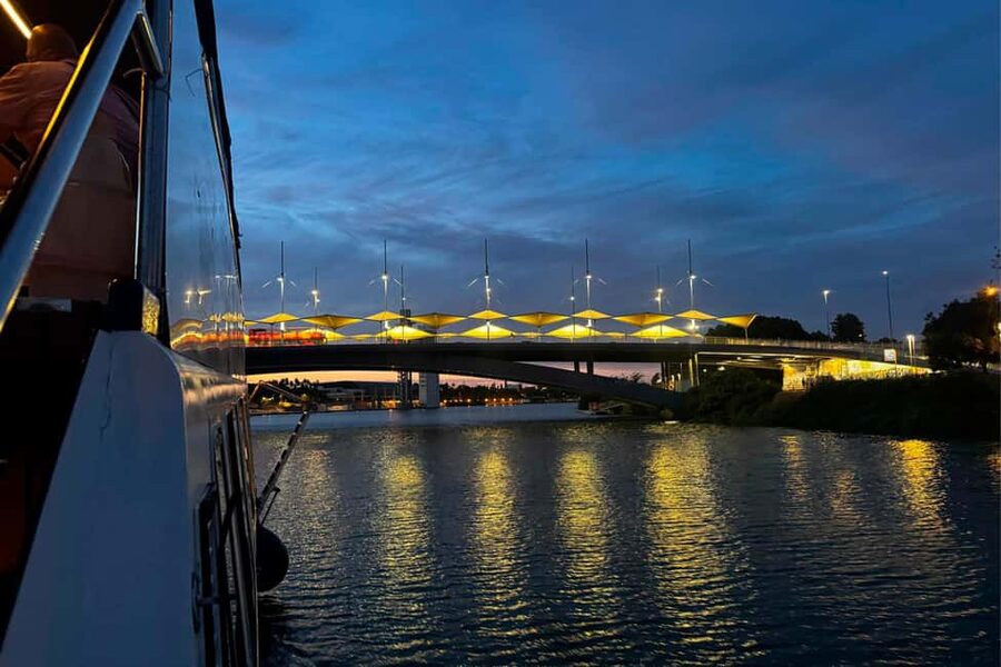Seville: Restaurant boat ride on the Guadalquivir River with lunch/dinner - Sunset light and the evening atmosphere