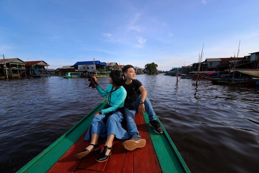 Siem Reap: Tonle Sap Sunset Boat Cruise with Transfers - Seeing daily life in Kampong Phluk