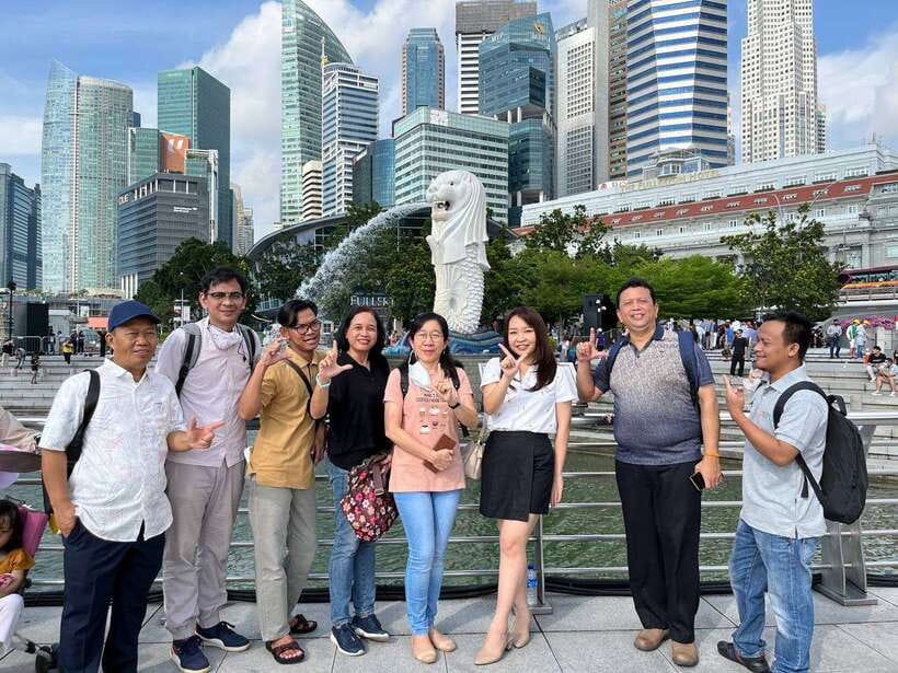 Singapore: City Highlights Walking Tour & Singapore River - Clarke Quay and Boat Quay: two riverfront views