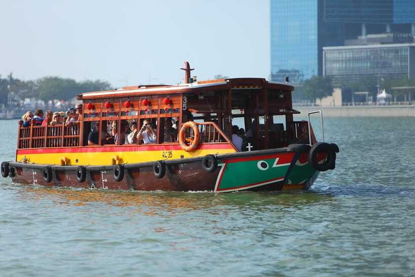 Singapore: Singapore River Cruise - Rain, heat, and choosing your departure