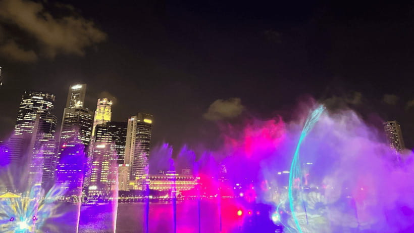 Singapore: Twilight Tour with River Cruise and Light Shows - What the guides add to the night