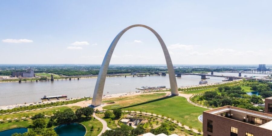 St. Louis: Guided Small Group City Tour with River Cruise - Starting downtown in a Mercedes Metris van