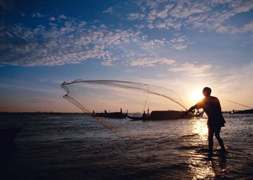 Sunset Dinner Tour: Tonle Sap Lake Floating Village - Sunset over a changing lake