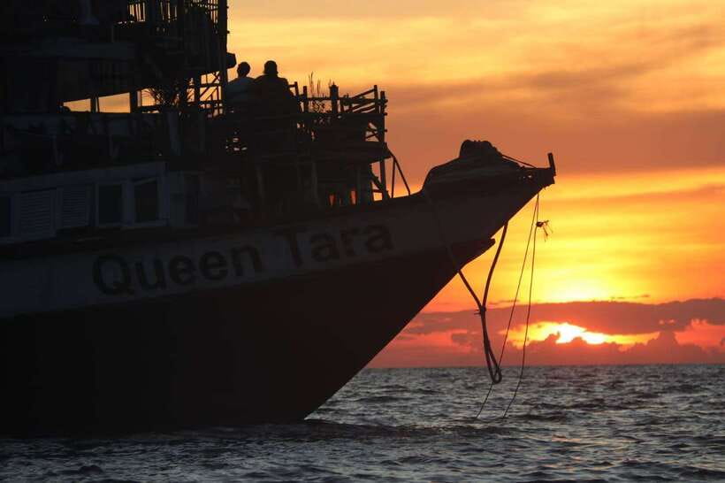 Sunset Dinner Tour: Tonle Sap Lake Floating Village - The small boat and Tonle Sap village