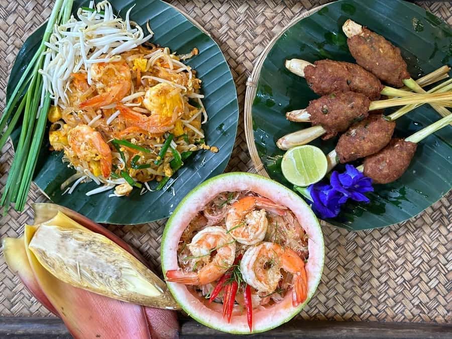Thai cooking class &Market tour by Amazon Prime Series Chef. - Cooking curry paste from fresh ingredients